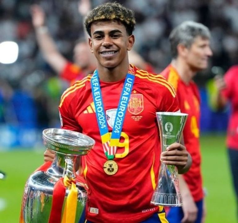 لامين يامال لاعب منتخب إسبانيا وبرشلونة لامين يامال