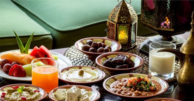 الترطيب والتغذية أثناء وقت الإفطار والسحور السفر أثناء الصيام.. كيف توازن بين المتعة والعبادات؟