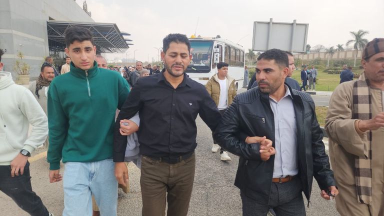 أحد المصريين العائدين من السودان مع عائلته