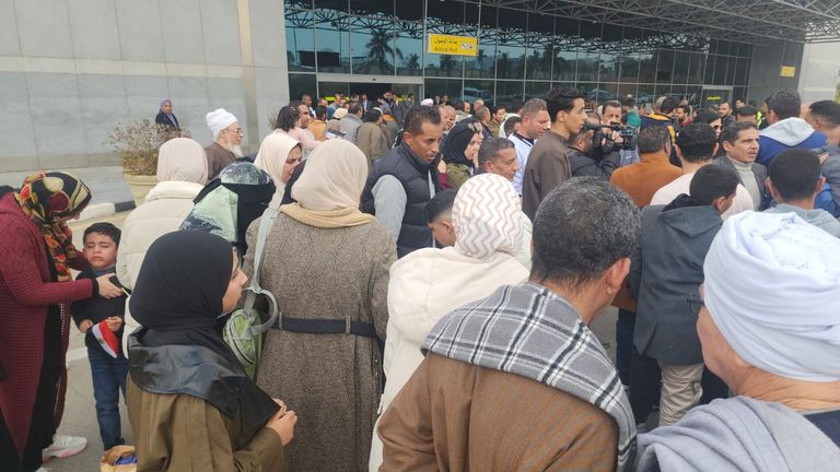 أحد المصريين العائدين من السودان مع عائلته