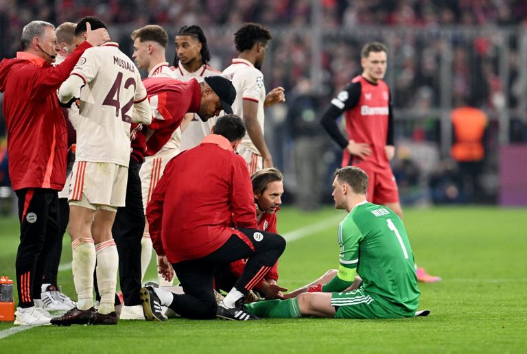 مانويل نوير يتلقى العلاج في مباراة بايرن ميونخ وباير ليفركوزن مانويل نوير