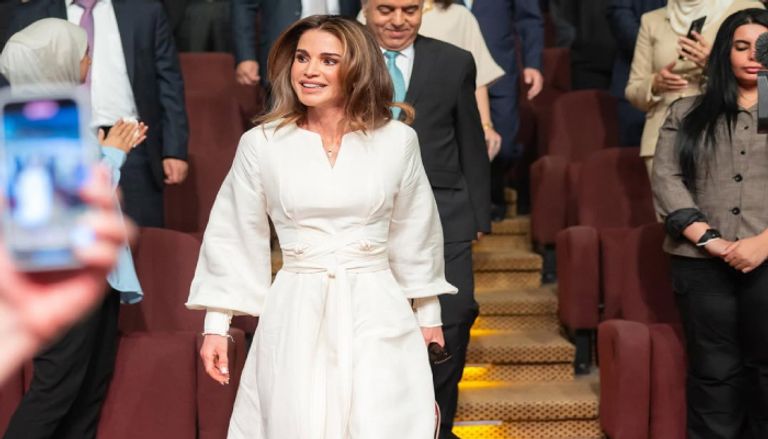 سر تسريحات الملكة رانيا الأنيقة سر تسريحات الملكة رانيا الأنيقة