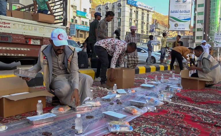 مائدة الرحمن تعزز الترابط في اليمن