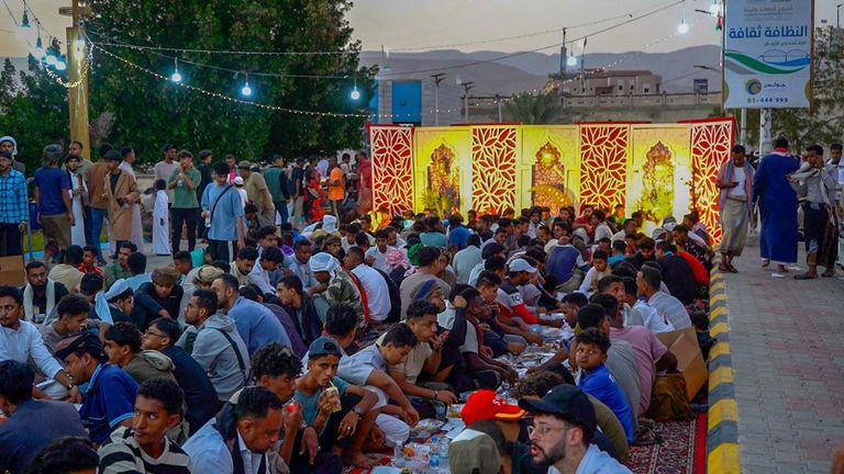 مائدة الرحمن تعزز الترابط في اليمن