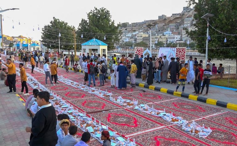 مائدة الرحمن تعزز الترابط في اليمن