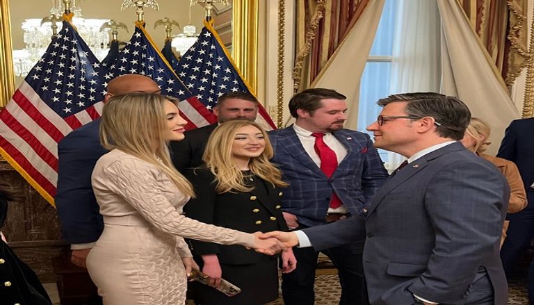 جونسون مع مجموعة من المؤثرين