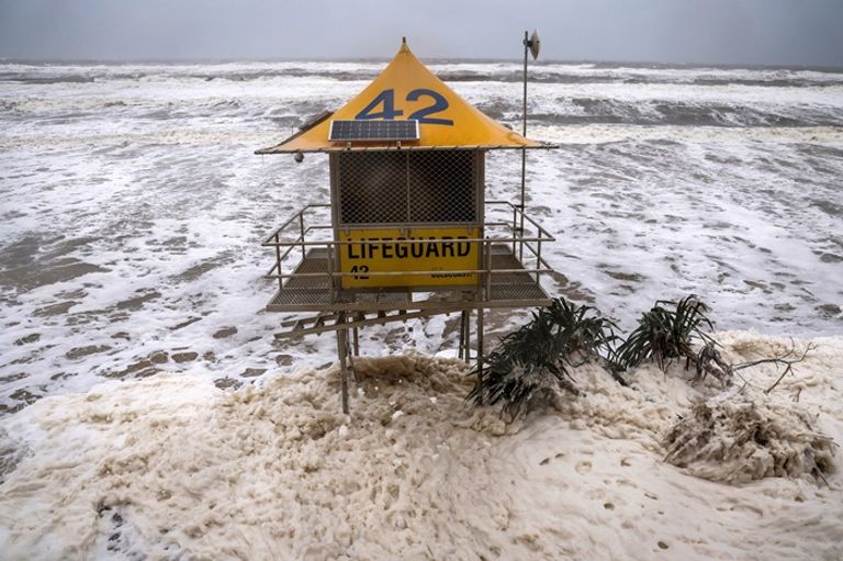 عامل كهرباء يعاين أضرار أسلاك الكهرباء جراء الإعصار ألفريد