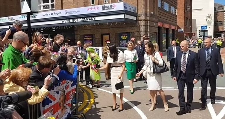 ميغان تتلقى الزهور