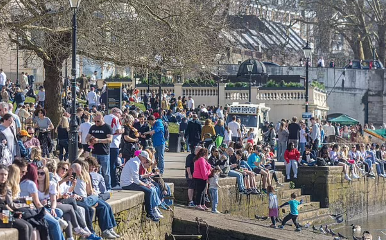 طقس دافئ في بريطانيا