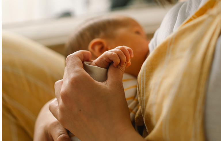 84% من الأمهات المرضعات يصمن رمضان