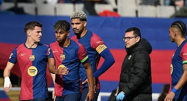كارليس مينيارو مع اللاعبين برشلونة الإسباني