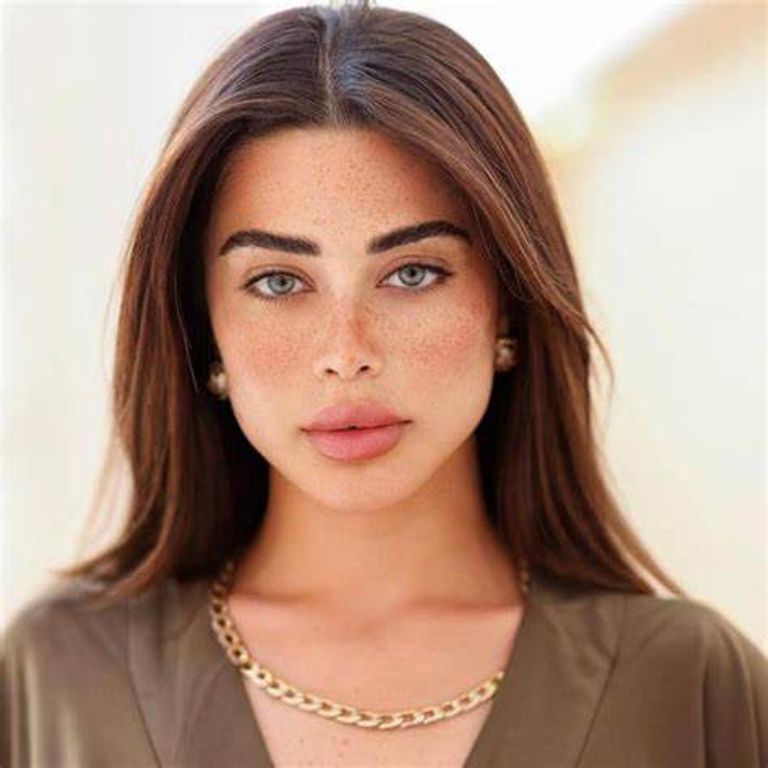 الفنانة يارا السكري