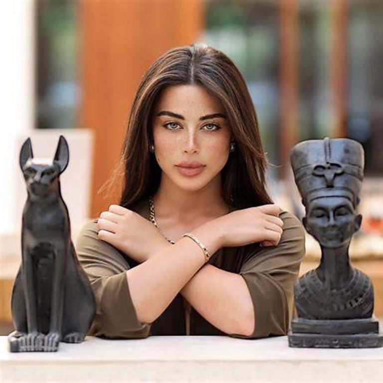 الفنانة يارا السكري