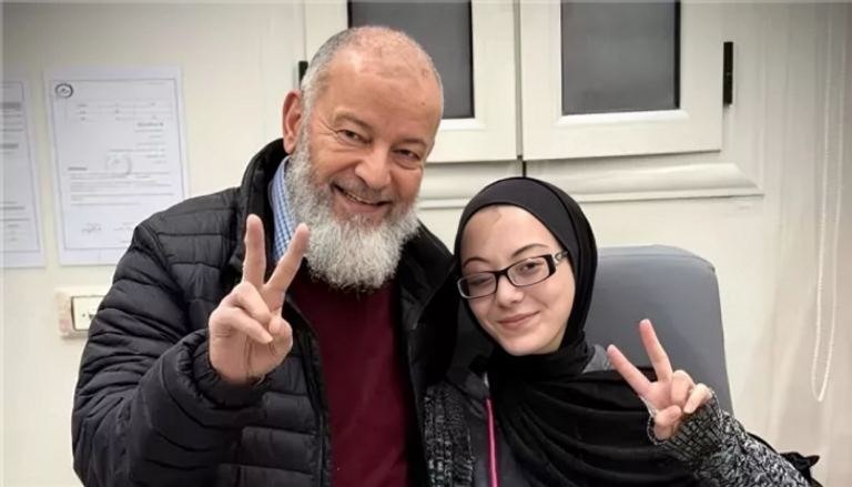 طبيب يستخرج رصاصة من جمجمة فتاة فلسطينية طبيب يستخرج رصاصة من جمجمة فتاة فلسطينية