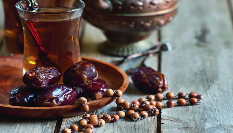  الأفضل الإفطار قبل صلاة المغرب أم بعدها