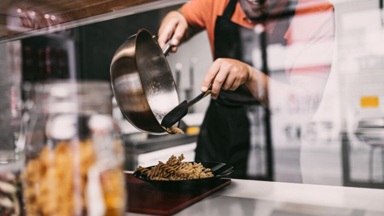 العاملون بمطاعم الوجبات السريعة