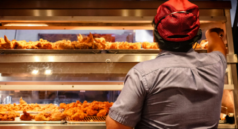 العاملون بمطاعم الوجبات السريعة