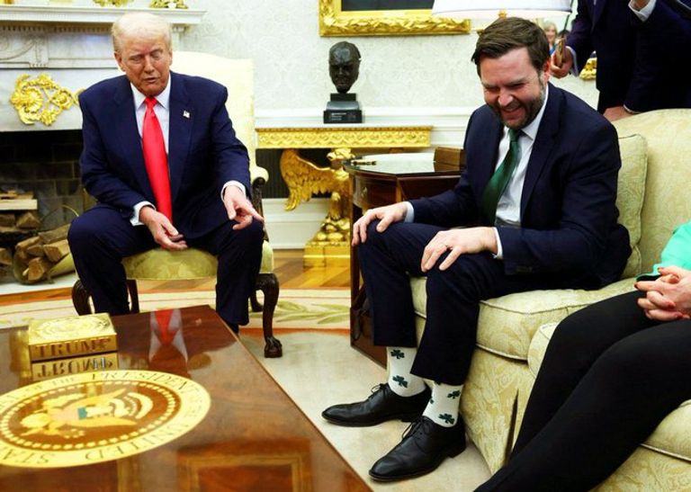 ترامب يشير لجوارب فانس