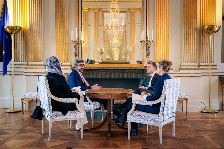 عبدالله بن زايد آل نهيان خلال لقائه وزير الدفاع بالسويد