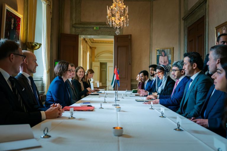 عبدالله بن زايد آل نهيان خلال لقائه وزير الدفاع بالسويد