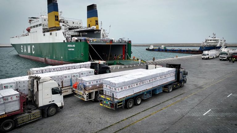 مساعدات إماراتية لأهل غزة