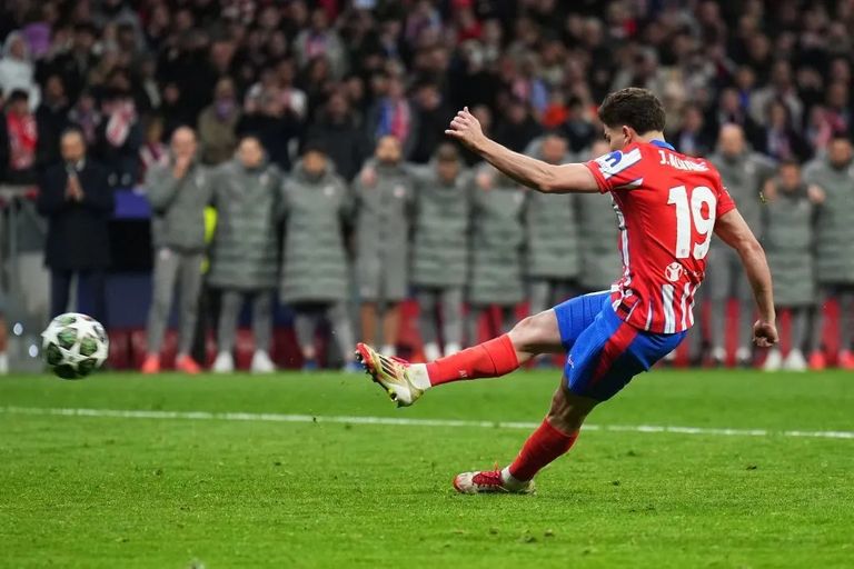جوليان ألفاريز سيمون مارتشينياك حكم مباراة أتلتيكو مدريد وريال مدريد