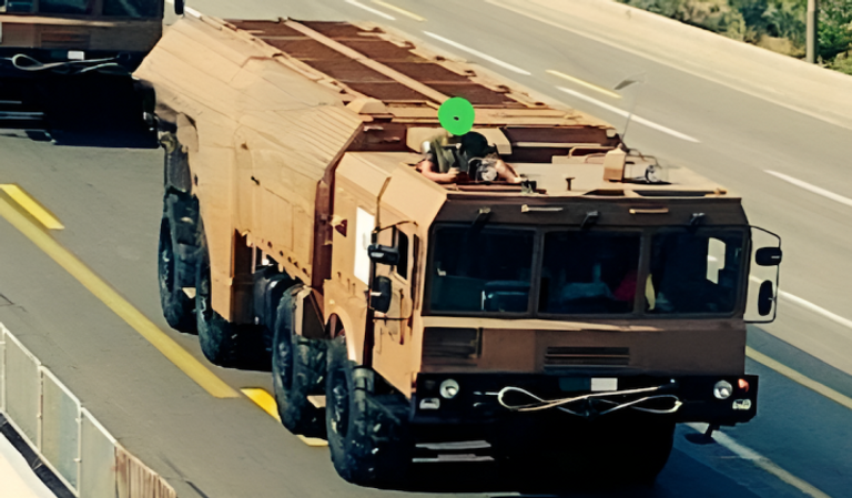 المركبة MZKT-79221  التي تُستخدم كمنصة إطلاق لصواريخ توبول-إم الباليستية