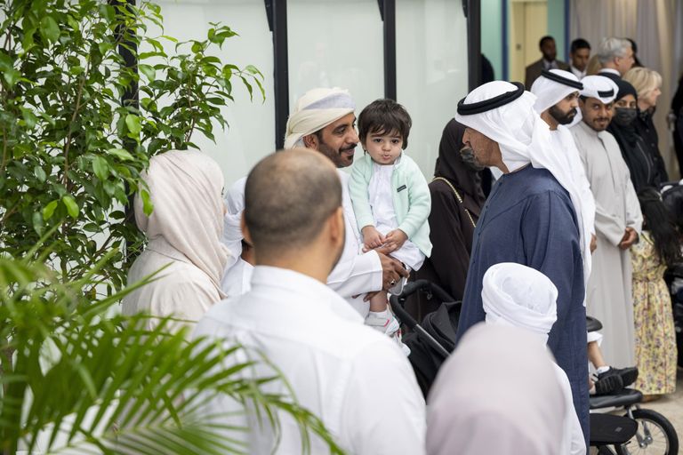 الشيخ محمد بن زايد آل نهيان في مستشفى للأطفال بواشنطن