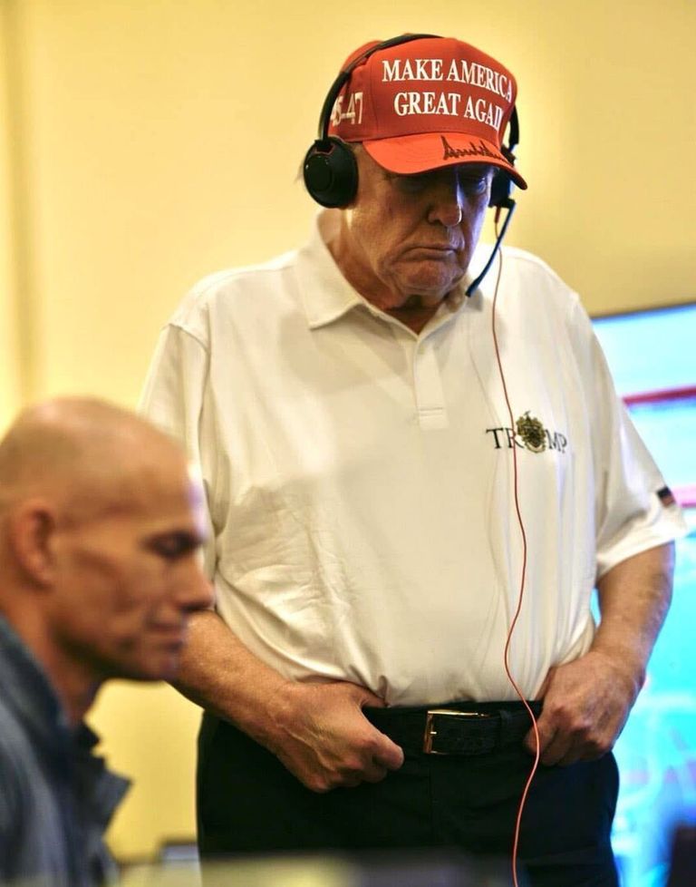 جانب من متابعة ترامب للغارات