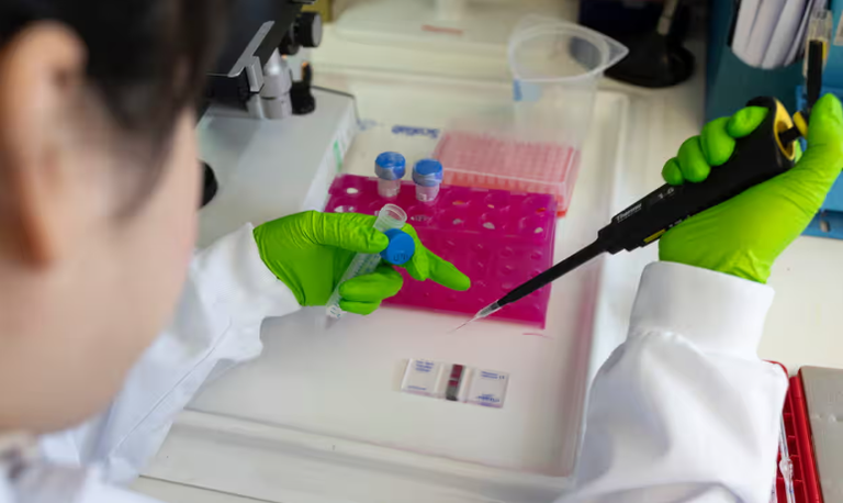 البراز يحتوي على خلايا من الحيوان تتساقط من بطانة أمعائه