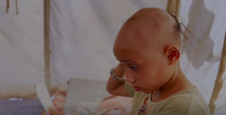 الطفلة سما طبيل مع والدتها