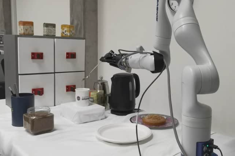 الروبوت الجديد أثناء تصنيع القهوة