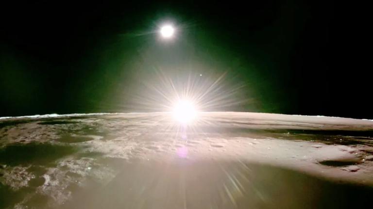 لقطة لغروب الشمس فوق القمر