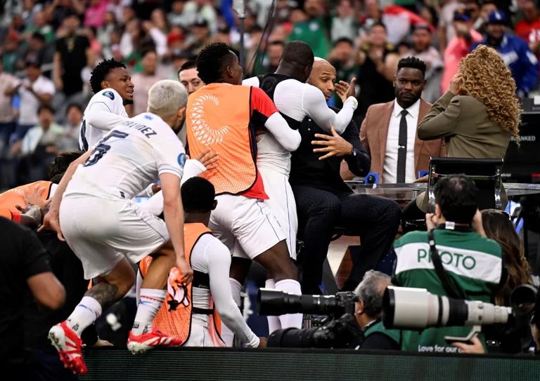 احتفال لاعب بنما مع تيري هنري