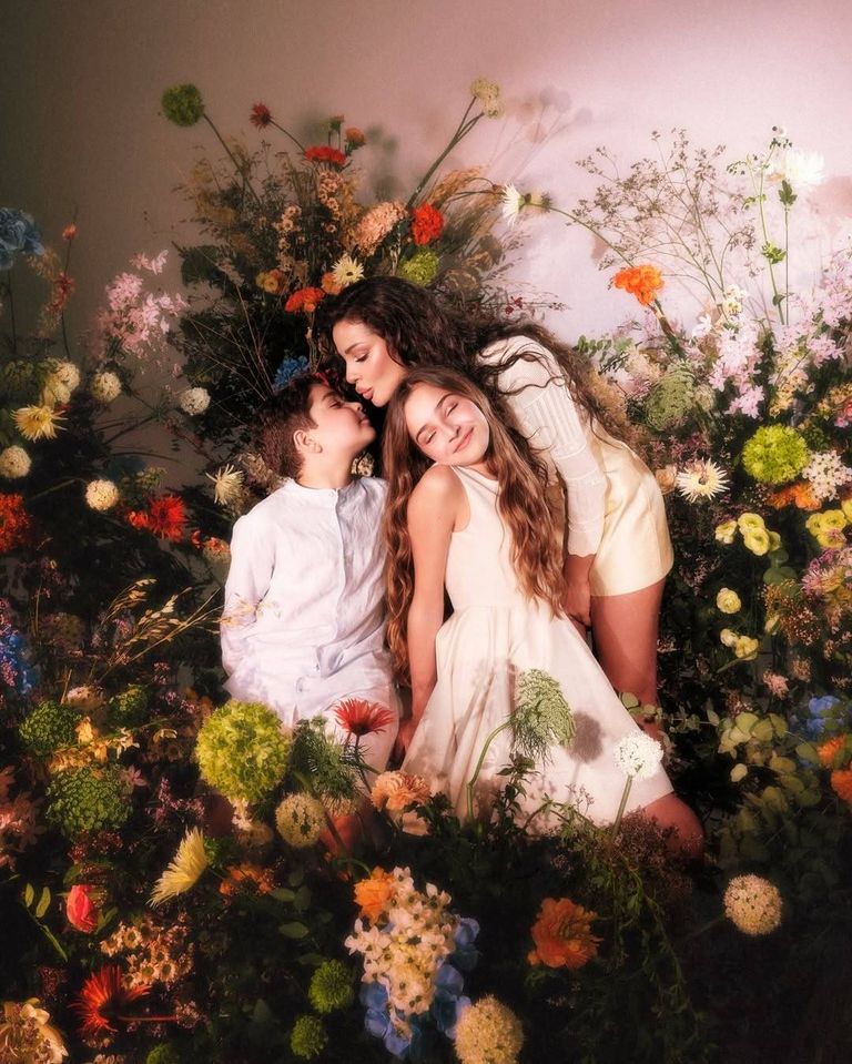 نادين نسيب نجيم وشام الذهبي وأطفالهما