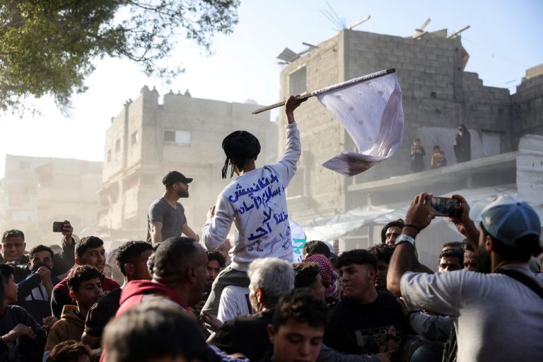 شاب فلسطيني يحمل لافتة عليها شعار مناهض لحماس في بيت لاهيا 