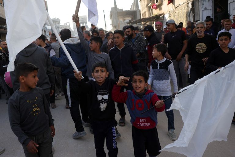 شاب فلسطيني يحمل لافتة عليها شعار مناهض لحماس في بيت لاهيا 