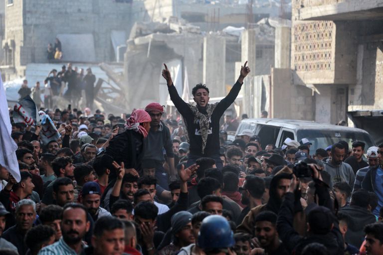 شاب فلسطيني يحمل لافتة عليها شعار مناهض لحماس في بيت لاهيا 