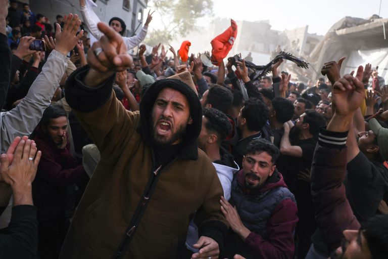 شاب فلسطيني يحمل لافتة عليها شعار مناهض لحماس في بيت لاهيا 