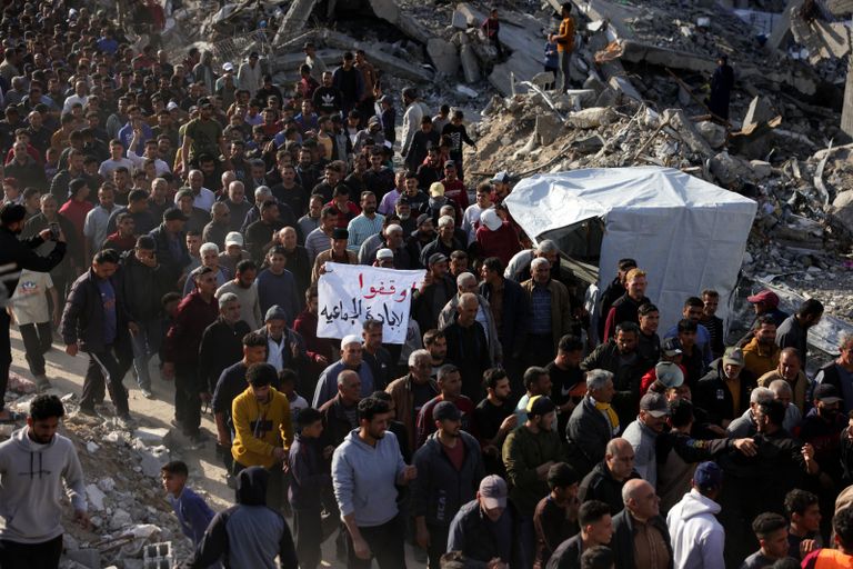 شاب فلسطيني يحمل لافتة عليها شعار مناهض لحماس في بيت لاهيا 
