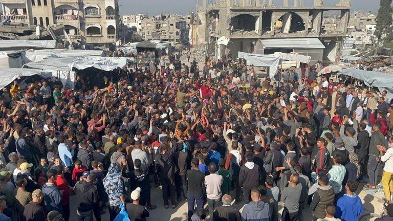 شاب فلسطيني يحمل لافتة عليها شعار مناهض لحماس في بيت لاهيا 