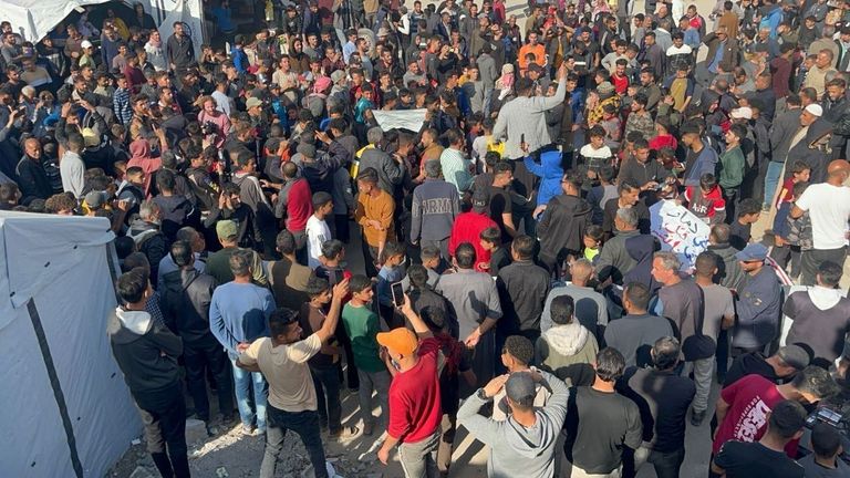 شاب فلسطيني يحمل لافتة عليها شعار مناهض لحماس في بيت لاهيا 
