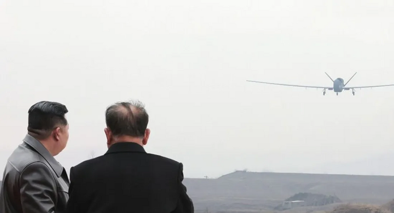 كيم يتفقد طائرة