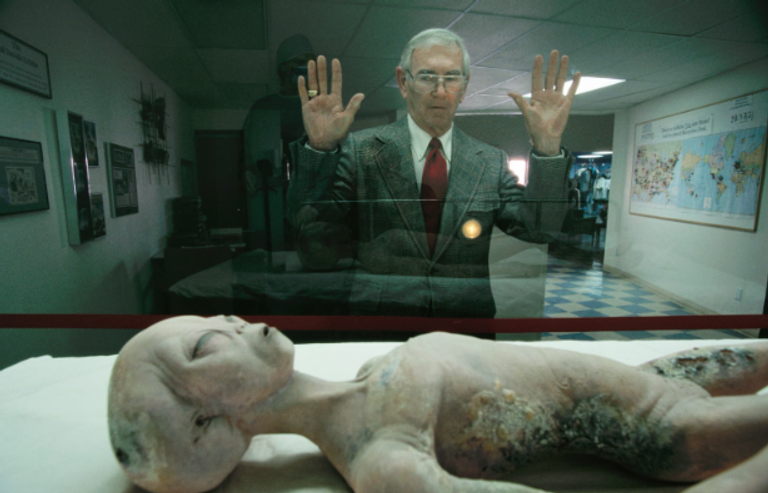 نظرية تتحدث عن تدخل كائنات فضائية في إدارة العالم 