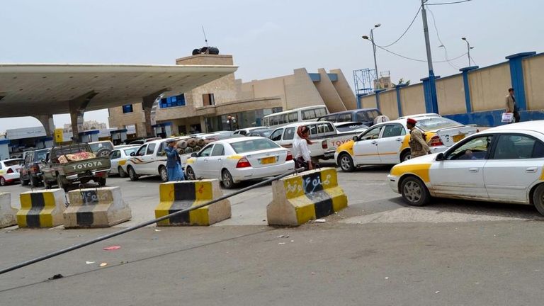 أزمة محطات الوقود في صنعاء طوابير أمام محل للصرافة في صنعاء