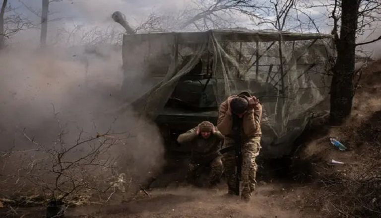 قادة عسكريون أوكرانيون وأمريكيون وبريطانيون خلال اجتماع في أوكرانيا