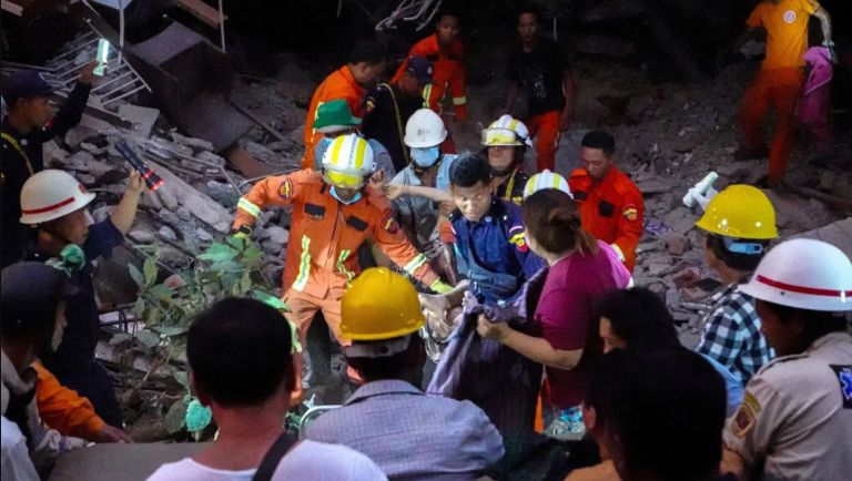 انتشال امرأة من زلزال ميانمار