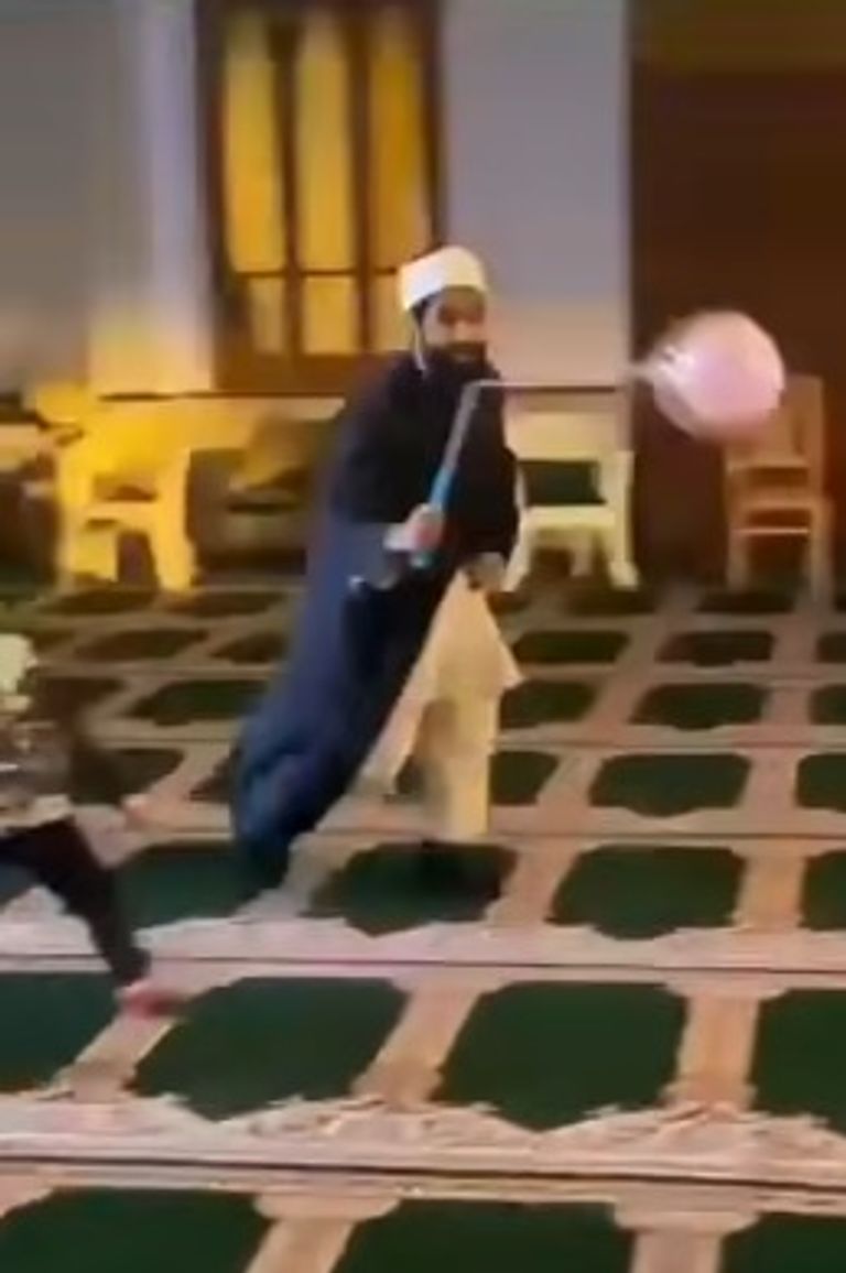 شيخ يلاعب طفلا داخل مسجد