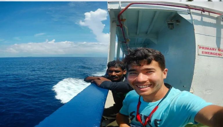 سائح أمريكي يزور القبيلة الأكثر عزلة في العالم سائح أمريكي يزور القبيلة الأكثر عزلة في العالم