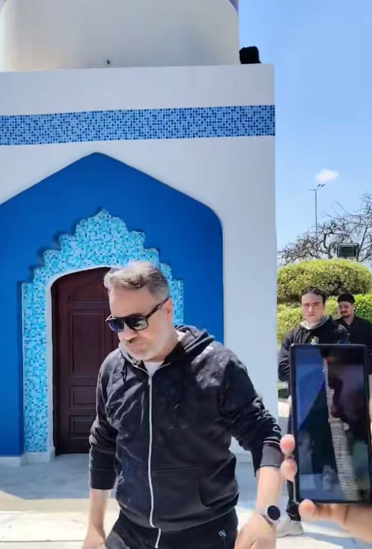 نضال الشافعي في جنازة زوجته